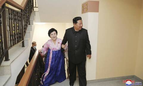 Βόρεια Κορέα: Ο Κιμ Γιονγκ Ουν χάρισε διαμέρισμα στην «εθνική» παρουσιάστρια (video)