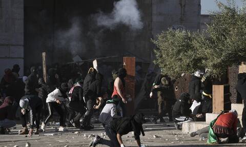 Ιερουσαλήμ: Δακρυγόνα μέσα στο τέμενος Αλ Άκσα - Περισσότεροι από 152 τραυματίες
