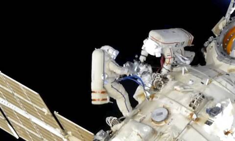 Ρώσοι κοσμοναύτες έκαναν διαστημικό «περίπατο» για να ενεργοποιήσουν έναν νέο ρομποτικό βραχίονα