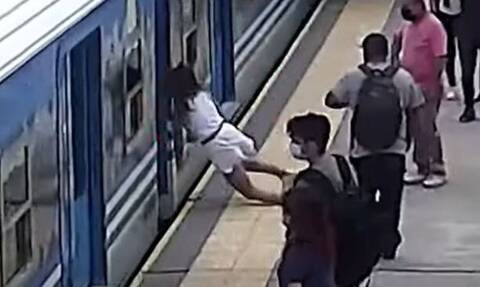 Γυναίκα λιποθύμησε, έπεσε στις γραμμές του εν κινήσει τρένου και σώθηκε στην Αργεντινή (vid)