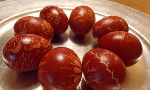 Πάσχα: Πότε βάφουμε τα αυγά και τι συμβολίζει το κόκκινο χρώμα