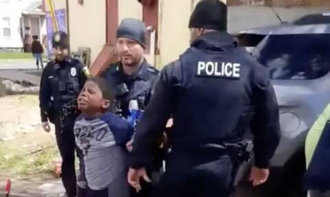 Σάλος στις ΗΠΑ μετά το βίντεο από τη σύλληψη 8χρονου επειδή έκλεψε ένα σνακ αξίας 3 δολαρίων