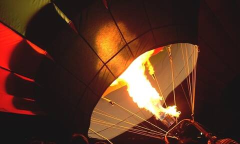 Μελβούρνη: Η στιγμή που αερόστατο με 12 άτομα πέφτει σε στέγες σπιτιών (vid)