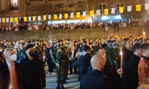 Εθνική υπερηφάνεια το βράδυ της Ανάστασης: Έψαλαν τον εθνικό ύμνο αμέσως μετά το «Χριστός Ανέστη»