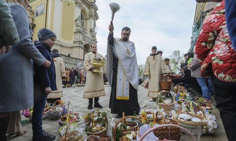 Ρώσοι και Ουκρανοί γιόρτασαν το Πάσχα - Προσευχές και έθιμα στις δύο πλευρές των συνόρων (pics)