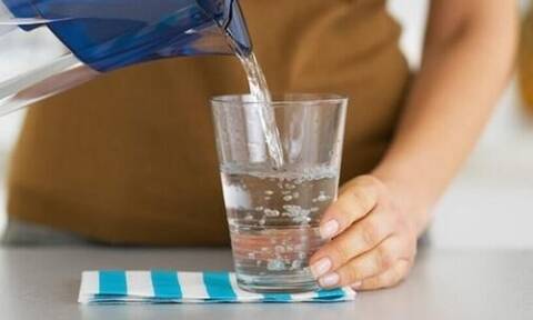 Υγεία: Τόσο νερό πρέπει να πίνεις κάθε μέρα