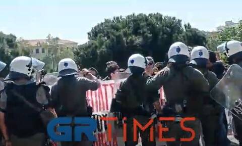 Θεσσαλονίκη: Ένταση μεταξύ ΜΑΤ και φοιτητών κατά την αποχώρηση της Αστυνομίας από το ΑΠΘ