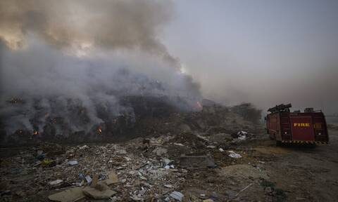 Ινδία: Κύμα ακραίου καύσωνα με 46 βαθμούς Κελσίου - Πυρκαγιές ξεσπούν σε χωματερές