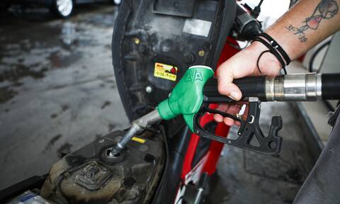 Επίδομα βενζίνης: Παραμένει ανοικτή η πλατφόρμα του Fuel Pass - Πώς θα πάρετε τα χρήματα