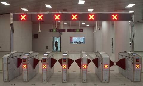 Κορονοϊός στην Κίνα: Το Πεκίνο κλείνει δεκάδες σταθμούς του μετρό για να περιορίσει την πανδημία