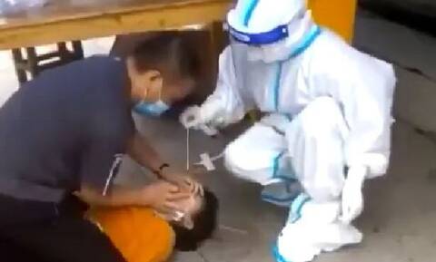 Aδιανόητες σκηνές στη Σανγκάη: Αναγκάζουν γυναίκα να κάνει τεστ με τη βία -Το βίντεο που έγινε viral