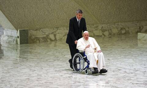 Πάπας Φραγκίσκος: Εμφανίστηκε για πρώτη φορά δημοσίως σε αναπηρικό αμαξίδιο
