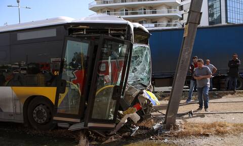 Παραλιακή: To λεωφορείο «καρφώθηκε» στην κολώνα γιατί δεν έπιασαν τα φρένα - Έξι τραυματίες