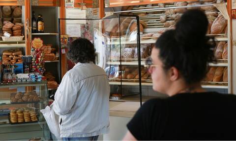 Ακρίβεια: «Στο €1,5 το ψωμί για να βγαίνουμε», «ανησυχούμε για το μέλλον» λένε στο Newsbomb.gr