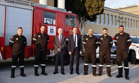 Alpha Bank: Δώρισε έξι πυροσβεστικά οχήματα σε Συλλόγους Εθελοντών Δασοπυροσβεστών