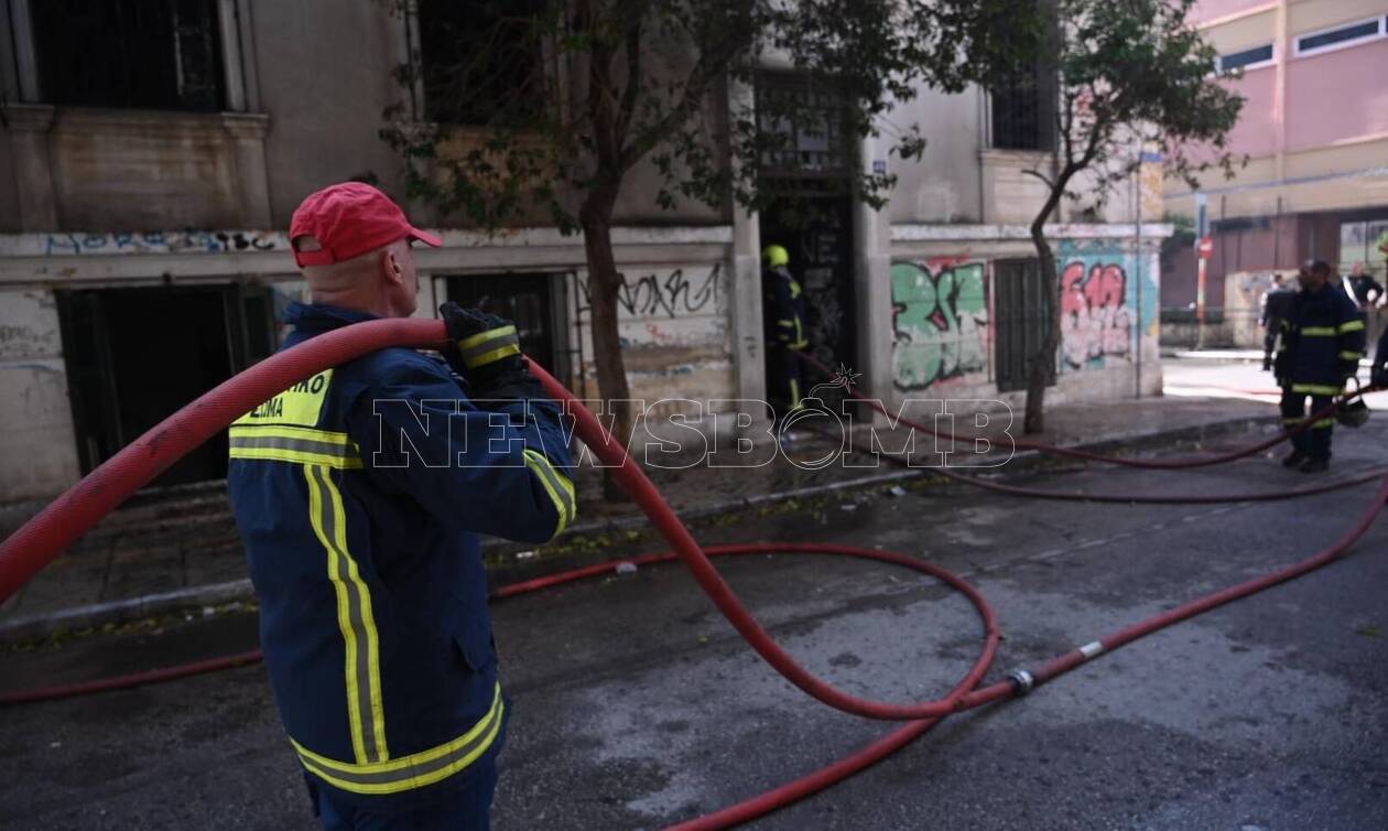 Φωτιά Μεταξουργείο - Ρεπορτάζ Newsbomb.gr: Σωτήρια επέμβαση της Πυροσβεστικής - 2 απεγκλωβισμοί