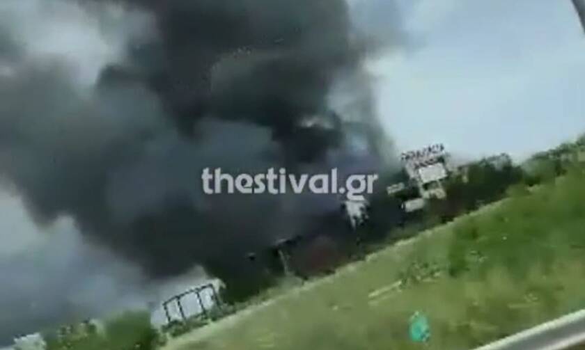 Συναγερμός στη Θεσσαλονίκη: Φωτιά σε εγκαταλελειμμένο εργοστάσιο (video)