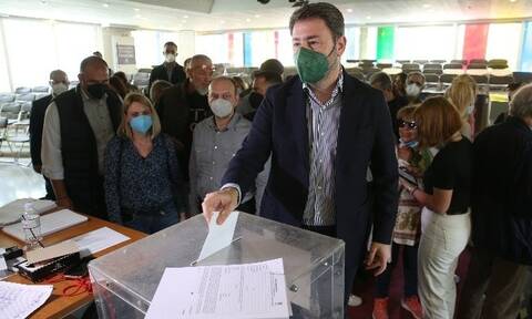 Εκλογές ΚΙΝΑΛ: Ψήφισε ο Νίκος Ανδρουλάκης - «Προσπαθούμε για μια δυνατή δημοκρατική παράταξη»