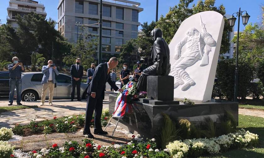 Картинки возложение венков к памятнику