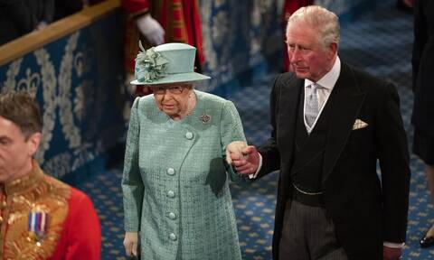 Κάρολος: Πρόβα βασιλικών καθηκόντων – Πώς η Ελισάβετ «στρώνει» το χαλί για την διαδοχή της