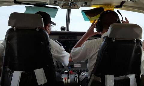 ΗΠΑ: Επιβάτης χωρίς πτητική εμπειρία προσγείωσε αεροπλάνο λόγω αδυναμίας του πιλότου (vid)