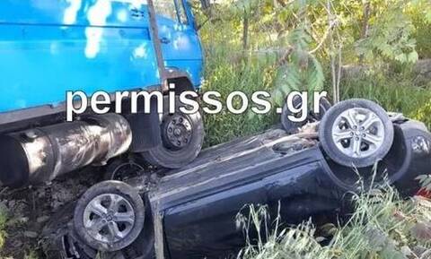 Αλίαρτος: Φορτηγό συγκρούστηκε με ΙΧ και έπεσαν σε αρδευτικό κανάλι - Δείτε φωτογραφίες