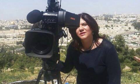 Σκληρές εικόνες: Η στιγμή που η δημοσιογράφος του Al Jazeera πέφτει νεκρή από σφαίρα στο πρόσωπο