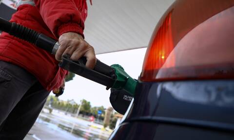 Θα ξεπεράσει τα 2,50 ευρώ η βενζίνη; Τι απαντουν βενζινοπώλες στο Newsbomb.gr