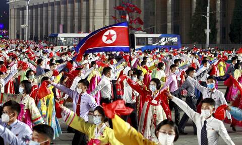 Έπειτα από δύο χρόνια πανδημίας, η Βόρεια Κορέα ανακοίνωσε σήμερα το πρώτο κρούσμα κορονοϊού