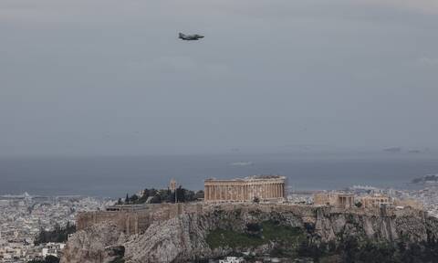 Νέα πτήση μαχητικών αεροσκαφών και ελικοπτέρων πάνω από την Ακρόπολη - Δείτε γιατί