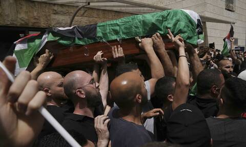 Ιερουσαλήμ: Επεισόδια στην κηδεία της δημοσιογράφου του Al Jazeera που σκοτώθηκε στη Δυτική Όχθη
