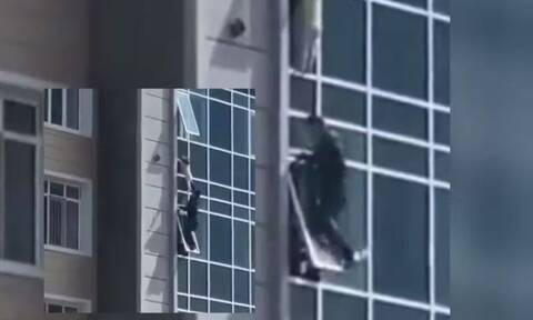 Καζακστάν: Άνδρας σώζει 3χρονο που κρεμόταν απο τον όγδοο όροφο - Δείτε το βιντεο