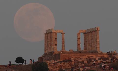 Υπερπανσέληνος Μαΐου:  Δέος προκαλεί το «ματωμένο φεγγάρι» πάνω από τον ναό του Ποσειδώνα
