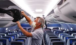 Χωρίς μάσκες σε αεροδρόμια και πτήσεις από σήμερα: Οι κανόνες θα διαφέρουν σε κάθε εταιρεία