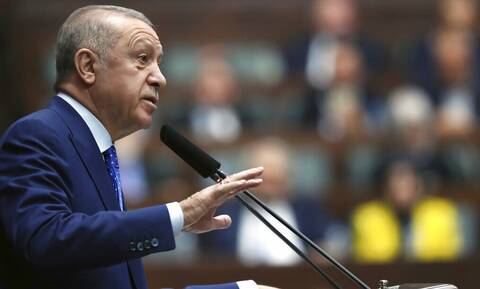 Ερντογάν: Οι δημοσκοπήσεις τον γκρεμίζουν κι αυτός ψάχνει εχθρούς στο ΝΑΤΟ