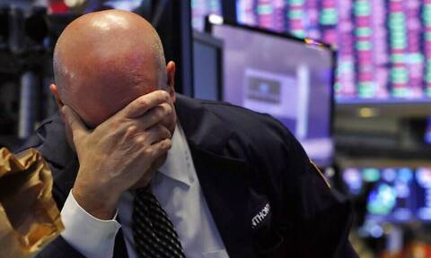 Σε ελεύθερη πτώση οι δείκτες στη Wall Street - Κατρακύλησε ο Dow Jones