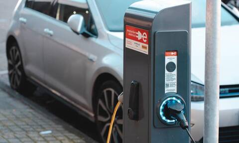 Προβλέψεις για αύξηση 1.000 ευρώ στις τιμές των ηλεκτρικών αυτοκινήτων