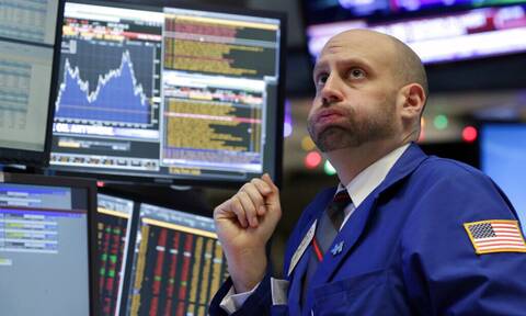 Πληθωρισμός και ύφεση έριξαν τους δείκτες στη Wall Street