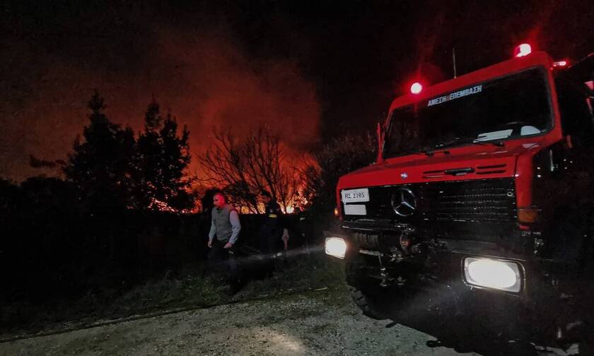 Υπό μερικό έλεγχο η πυρκαγιά σε δασική έκταση στα Γεράνεια Όρη πάνω από το Λουτράκι