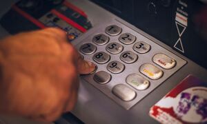Μεγάλη προσοχή: Έτσι μας κλέβουν στα ATM - Πώς θα καταλάβετε αν είναι «παγιδευμένο»