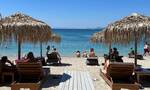 Μύρισε… καλοκαίρι! Τα πρώτα μπάνια για τους Αθηναίους – Πλήθος κόσμους στις παραλίες της Αττικής