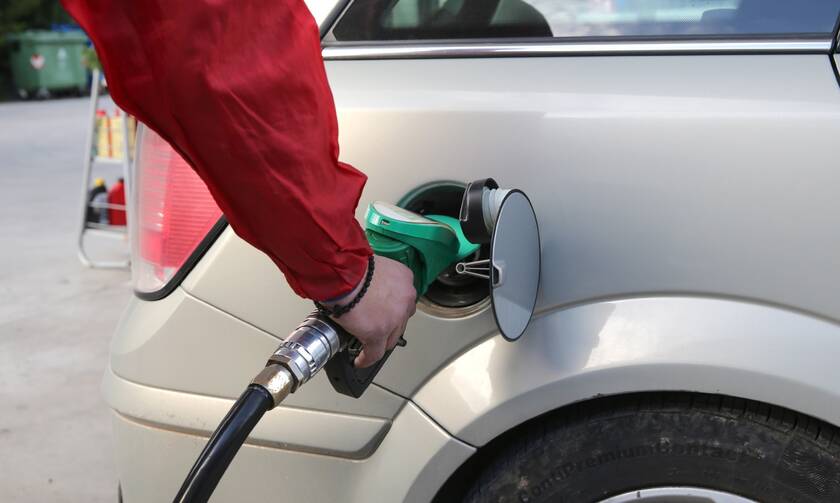 Καλπάζουν οι τιμές στα καύσιμα: Ξεπερνά τα 2,24 η μέση τιμή της αμόλυβδης