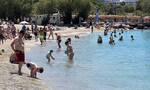 Κυριακή για… θάλασσα! Τα πρώτα μπάνια για τους Αθηναίους – Χαμός στους δρόμους προς τις παραλίες