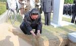 Βόρεια Κορέα: Απαρηγόρητος ο Κιμ Γιονγκ Ουν κήδευσε τον μέντορά του εν μέσω της έξαρσης κορονοϊού