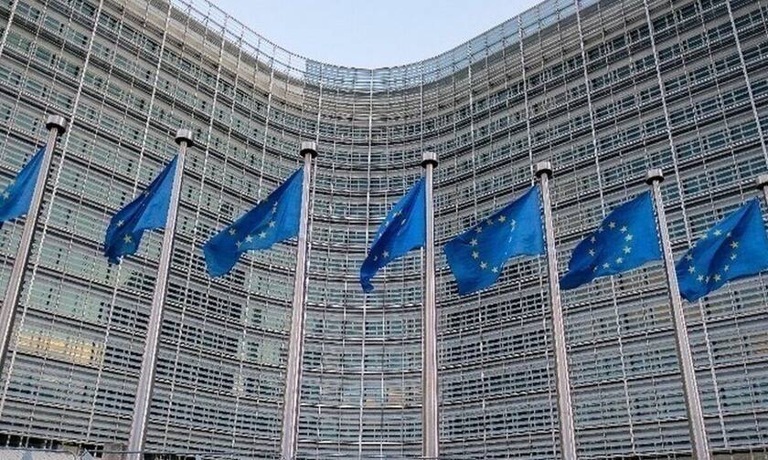 Η Ευρωπαϊκή Επιτροπή «κλείνει  το μάτι» στο σχεδιασμό της κυβέρνησης να μονιμοποιήσει τις μειώσεις σ