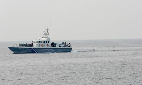 Αιγαίο: Τουρκικό πλοιάριο που μετέφερε μετανάστες προσπάθησε να εμβολίσει σκάφος του Λιμενικού