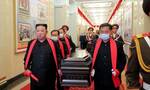 Βόρεια Κόρεα: Χωρίς μάσκα στην κηδεία του μέντορά του ο Κιμ Γιονγκ-Ουν