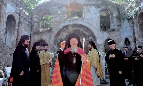 Ο Πατριάρχης χοροστάτησε στον ερειπωμένο ναό της Παναγίας Παραμυθίας - Είναι γνωστό ως «Βλαχ Σαράι»