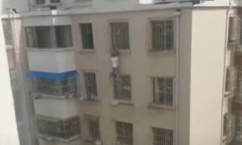 Δραματική διάσωση 5χρονης στην Κίνα: Ο σωτήρας της σκαρφάλωσε στον έκτο όροφο