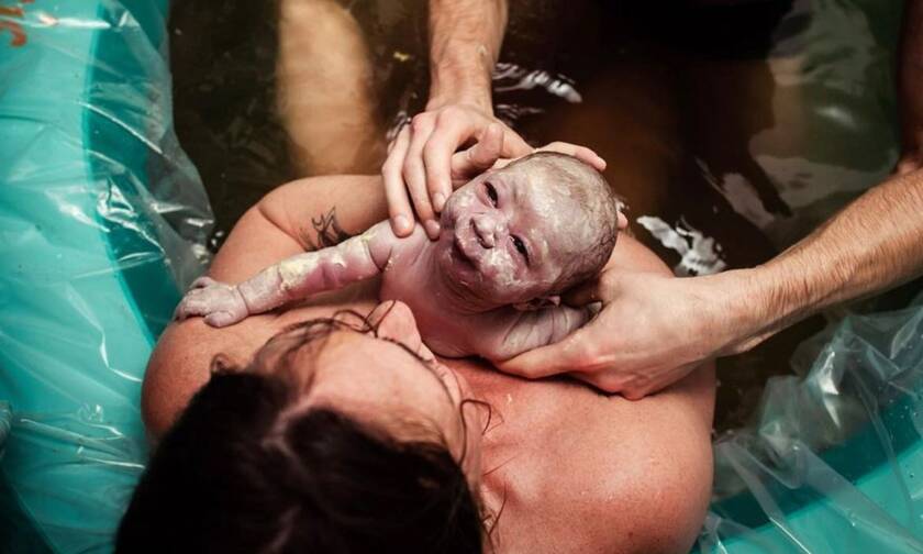 Τοκετός στο νερό: Υπέροχες φωτογραφίες νεογέννητων στην πισίνα (εικόνες)